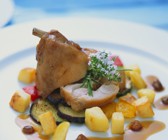 Kaninchenkeule mit Bratkartoffeln und Schlehensoße