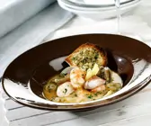 Fisch-Garnelen-Suppe mit Muscheln