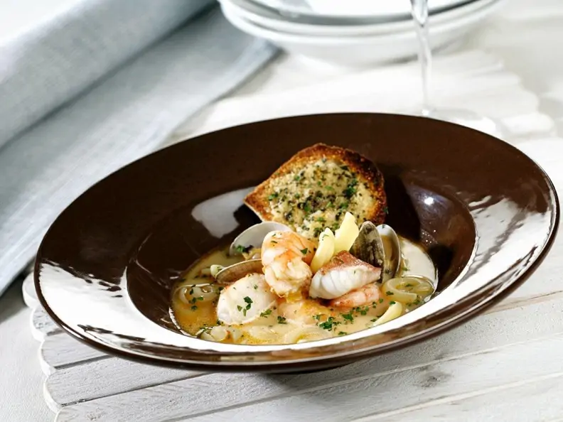 Fisch-Garnelen-Suppe mit Muscheln