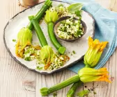 Zucchiniblüten mit Füllung