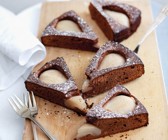 Schokoladen-Birnen-Kuchen mit Puderzucker