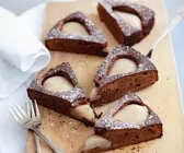Schokoladen-Birnen-Kuchen mit Puderzucker