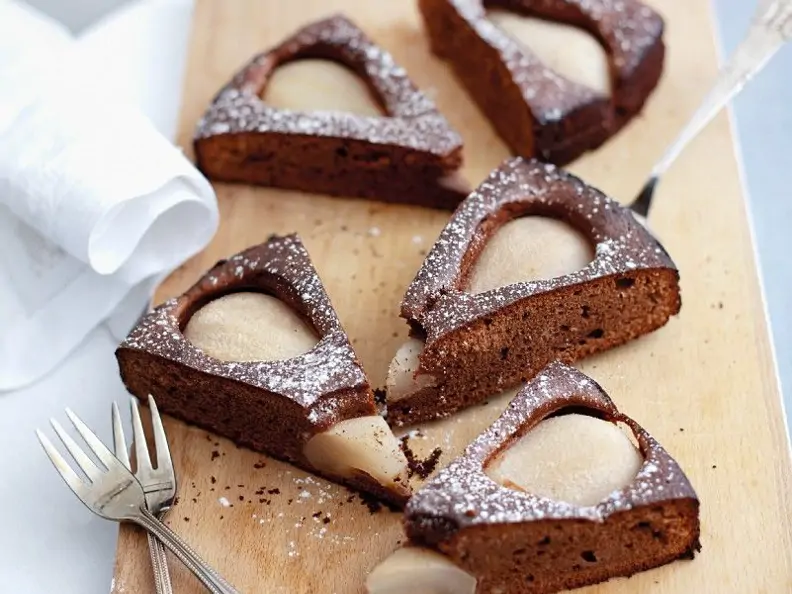 Schokoladen-Birnen-Kuchen mit Puderzucker