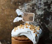 Nuss-Ahornsirup-Kuchen mit Sahne
