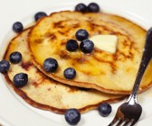 Pancakes mit Kokos, Blaubeeren und Butter