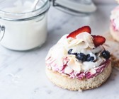Biskuit-Eistörtchen mit Beeren