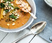Currysuppe mit Erdnüssen, Gurke und Garnelen