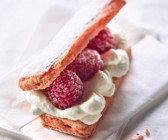 Rosa Löffelbiskuits mit Sahne und Himbeeren