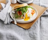 Bagel mit Lachsforelle und Spiegelei