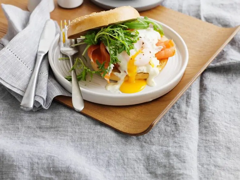Bagel mit Lachsforelle und Spiegelei