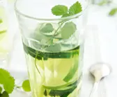 Waldmeisterbowle mit Limetten- und Gurkenscheiben