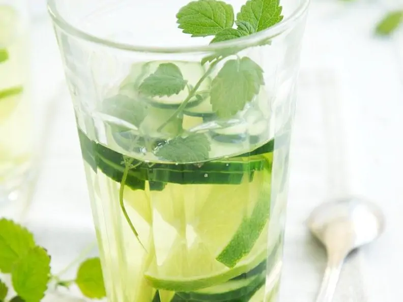 Waldmeisterbowle mit Limetten- und Gurkenscheiben