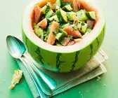 Sommersalat mit Gurke und Melone