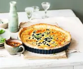 Tarte mit Oliven und Parmesan