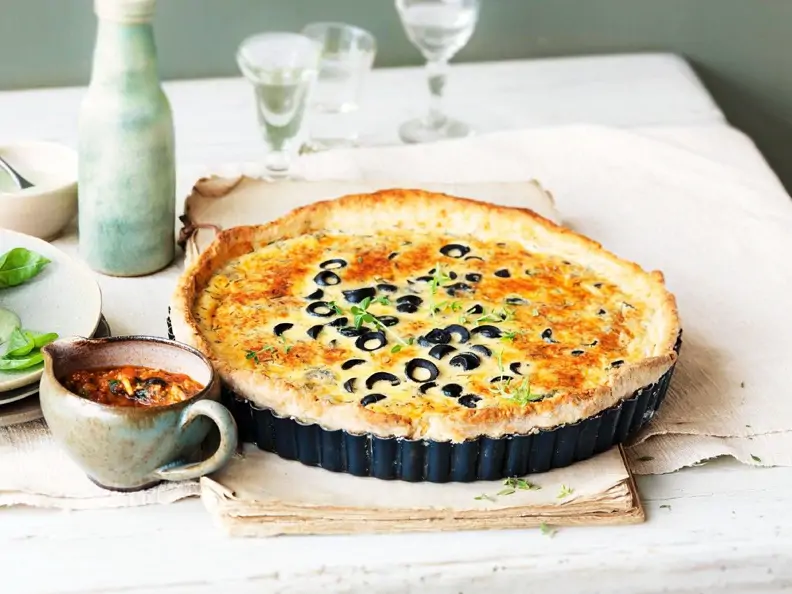 Tarte mit Oliven und Parmesan