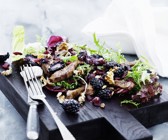 Salat mit Brombeeren und gebratenem Hähnchen