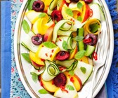 Zucchinisalat mit Sommerfrüchten