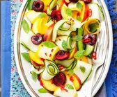 Zucchinisalat mit Sommerfrüchten
