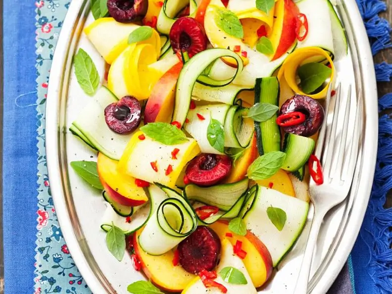 Zucchinisalat mit Sommerfrüchten