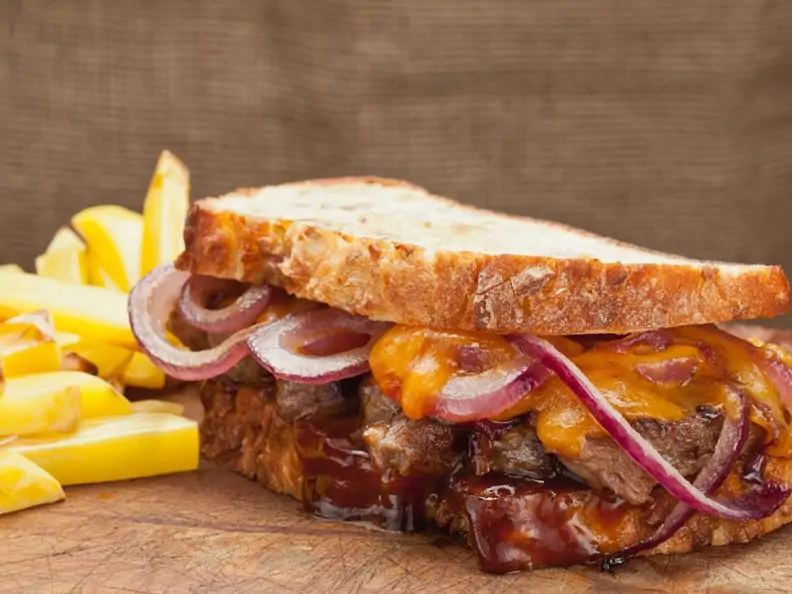 Steak-Sandwich mit Barbeque-Sauce