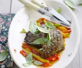 Steaks vom Bison mit Pesto und Paprika