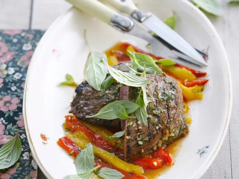 Steaks vom Bison mit Pesto und Paprika