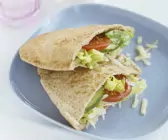 Mit Salat gefülltes Pitabrot