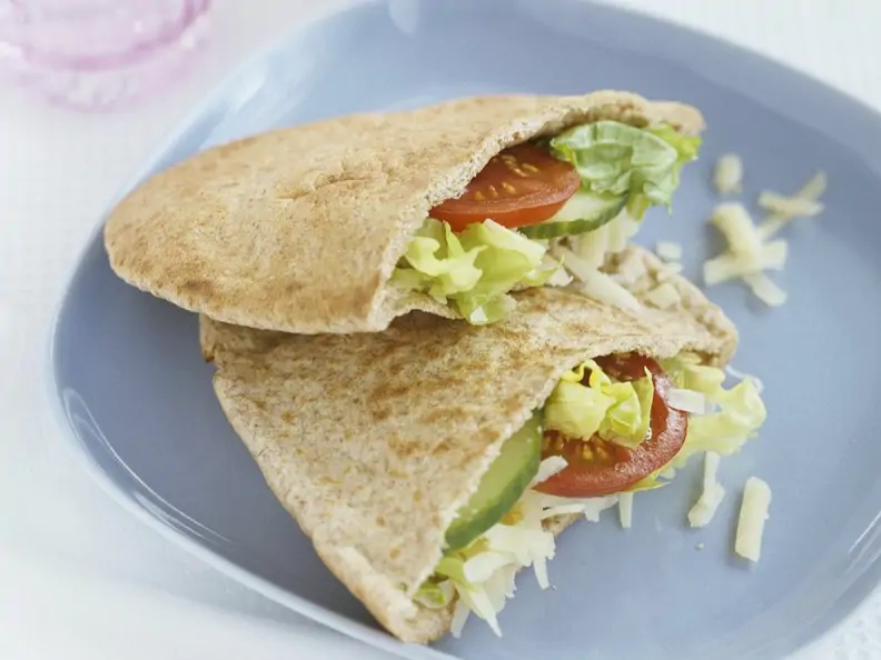Mit Salat gefülltes Pitabrot