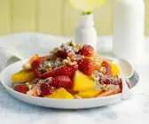 Erdbeer-Orangen-Salat mit Chiasamen, Walnüssen und Skyr