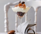 Makronendessert mit Sahne
