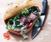 Steak-Brötchen mit Rucola und Tomaten