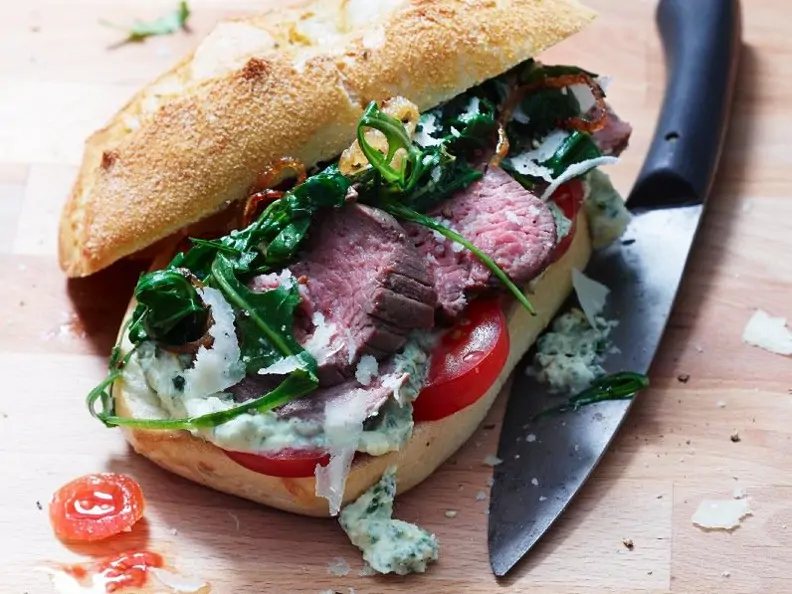 Steak-Brötchen mit Rucola und Tomaten