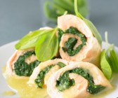 Rolle aus Lachsfilet und Spinat