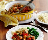 Hähnchenpfanne mit Oliven und weißen Bohnen