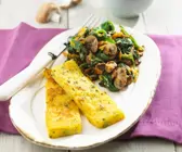 Gebratene Polentascheiben mit Pilz-Spinat