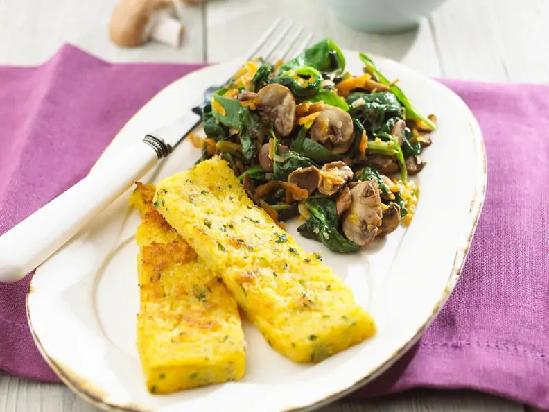 Gebratene Polentascheiben mit Pilz-Spinat