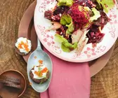 Blattsalat mit Roter Bete und Räucherfisch