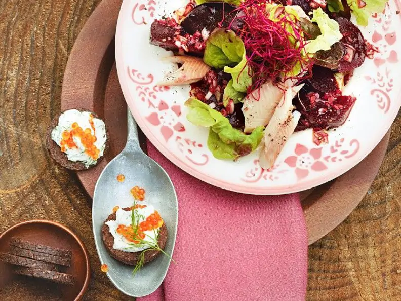 Blattsalat mit Roter Bete und Räucherfisch