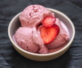 Magerquark-Eis mit Erdbeeren