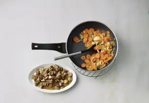 Bunte Gemüsepfanne mit Champignons