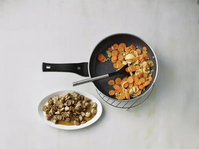 Bunte Gemüsepfanne mit Champignons