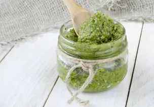 Grünes Spargelpesto