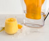 Oranger Smoothie mit Banane und Mango