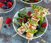 Grillspießchen auf Rucola-Beeren-Salat
