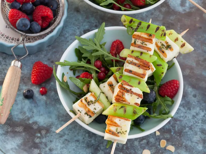Grillspießchen auf Rucola-Beeren-Salat