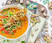 Brasilianische Moqueca mit Mango und Hühner-Pistazien-Spießen