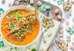 Brasilianische Moqueca mit Mango und Hühner-Pistazien-Spießen