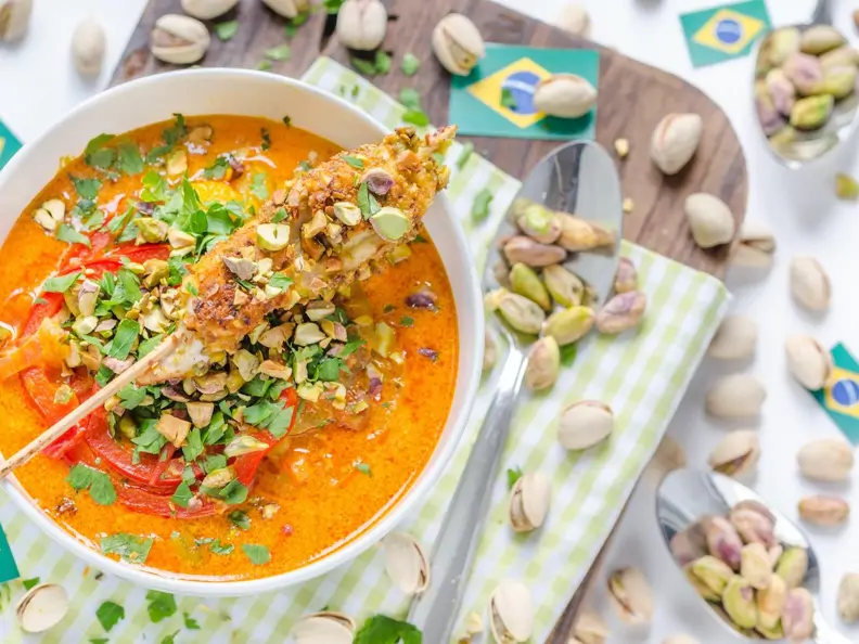 Brasilianische Moqueca mit Mango und Hühner-Pistazien-Spießen