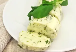 Limetten-Basilikum-Grillbutter