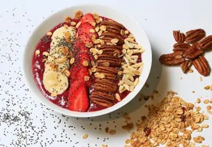 Acai Bowl mit Beeren